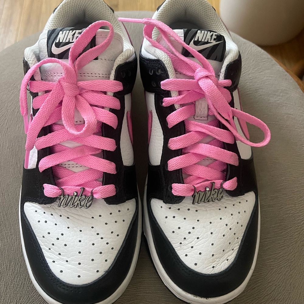 LIKE NEW NIKE DUNKS